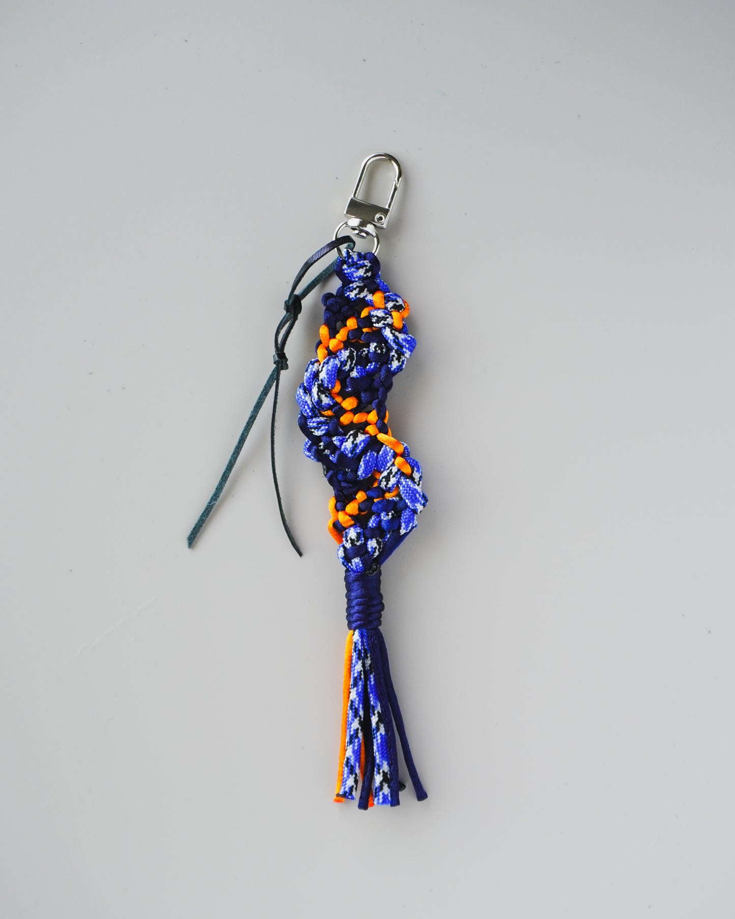Remnant Knot Charm “wavy” blue×orange紐端材のチャーム