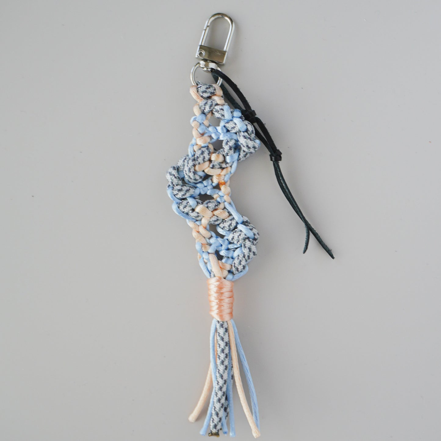 Remnant Knot Charm “Wavy” pale blue×pale orange 紐端材のチャーム