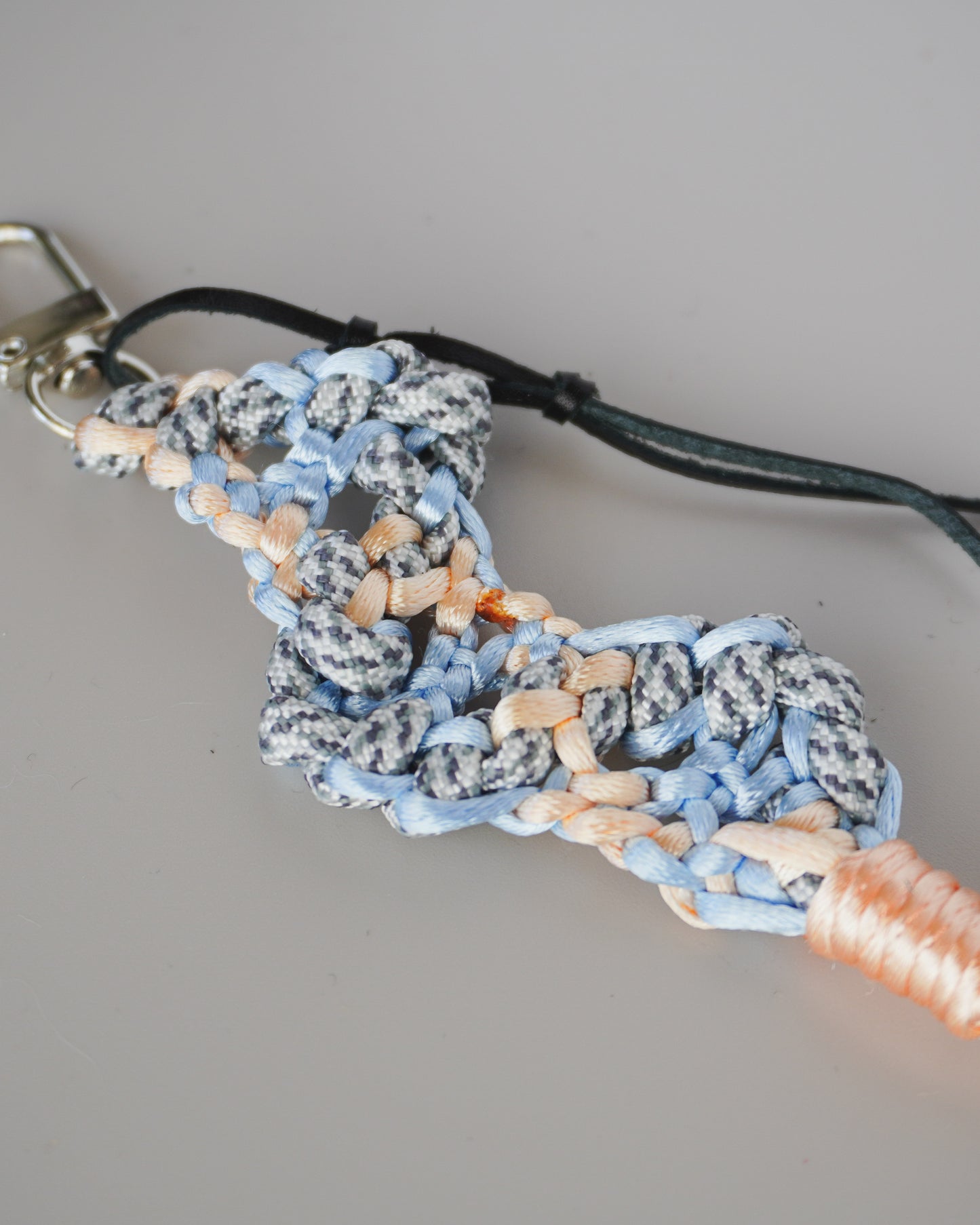Remnant Knot Charm “Wavy” pale blue×pale orange 紐端材のチャーム